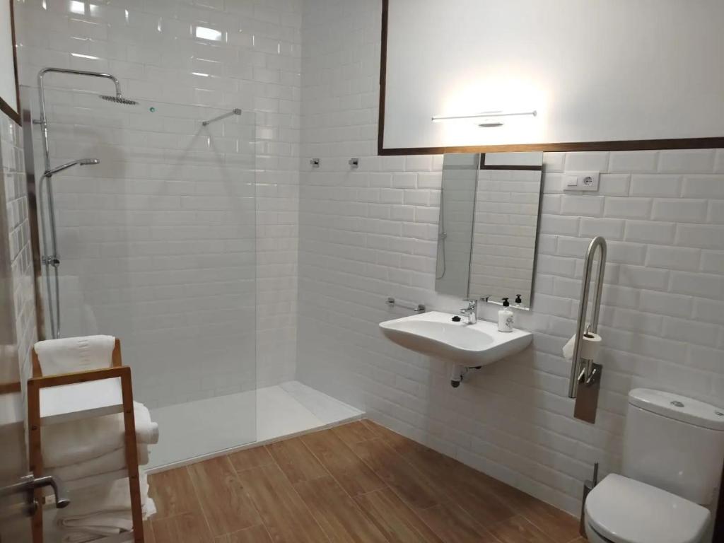 Un baño con ducha, lavabo e inodoro. en Apartamento El Botanico II, en Casatejada