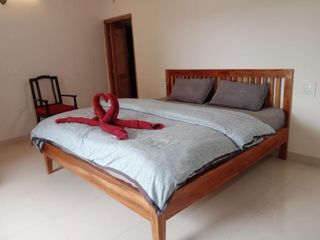 un ruban rouge assis au-dessus d'un lit dans l'établissement Madhur Cottage Homestay, à Mukteswar