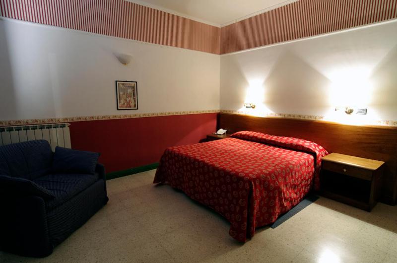 Postel nebo postele na pokoji v ubytování Hotel Iris Crillon