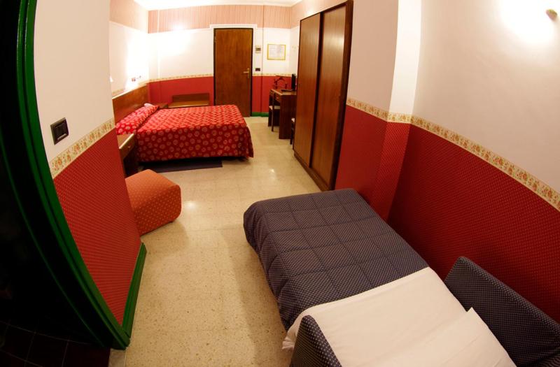 Postel nebo postele na pokoji v ubytování Hotel Iris Crillon