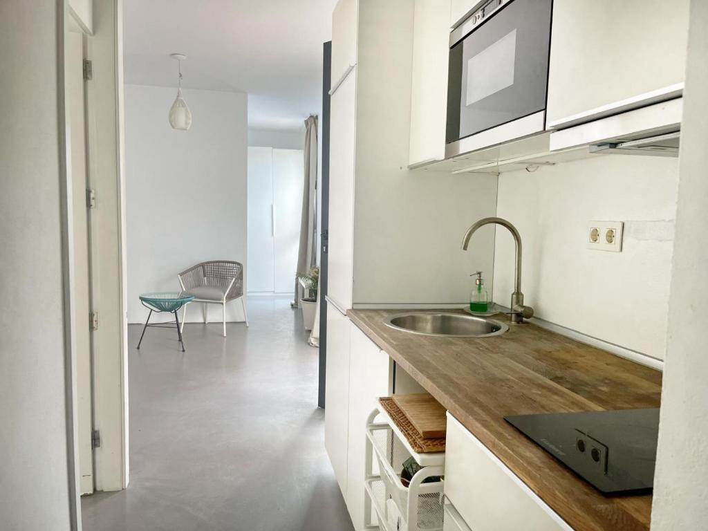 A kitchen or kitchenette at JUREL, cómodo estudio junto al mar
