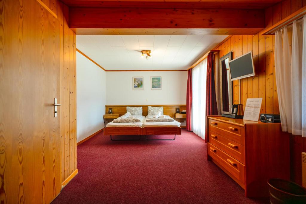 سرير أو أسرّة في غرفة في Hotel Wildbach Brienz