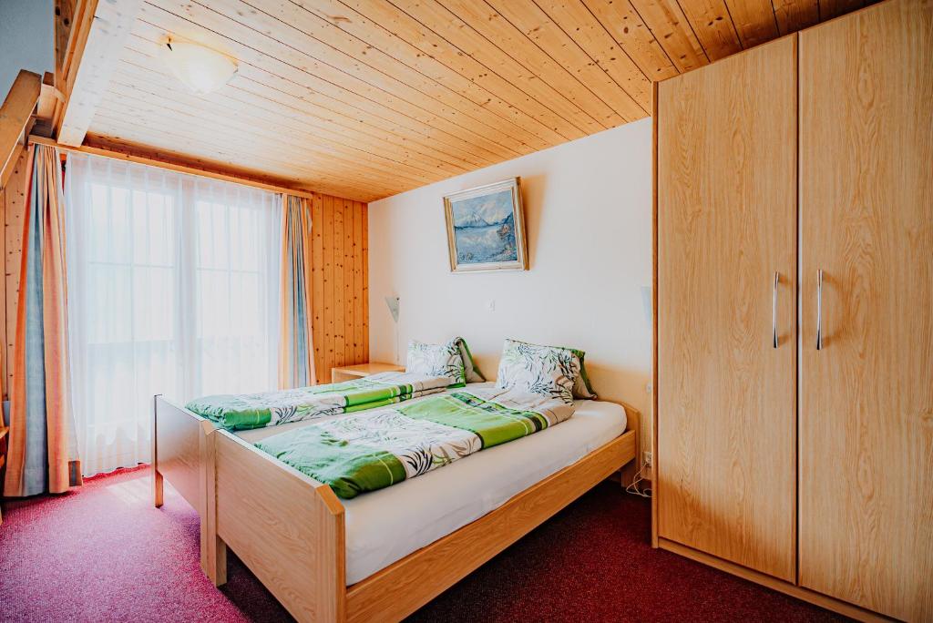 سرير أو أسرّة في غرفة في Hotel Wildbach Brienz