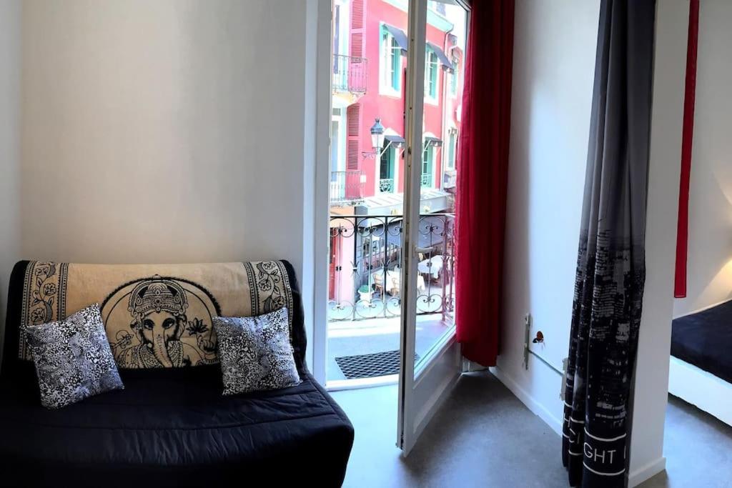 une chambre avec un canapé en face d'une fenêtre dans l'établissement Studio T1 Bis complètement indépendant, à Lourdes