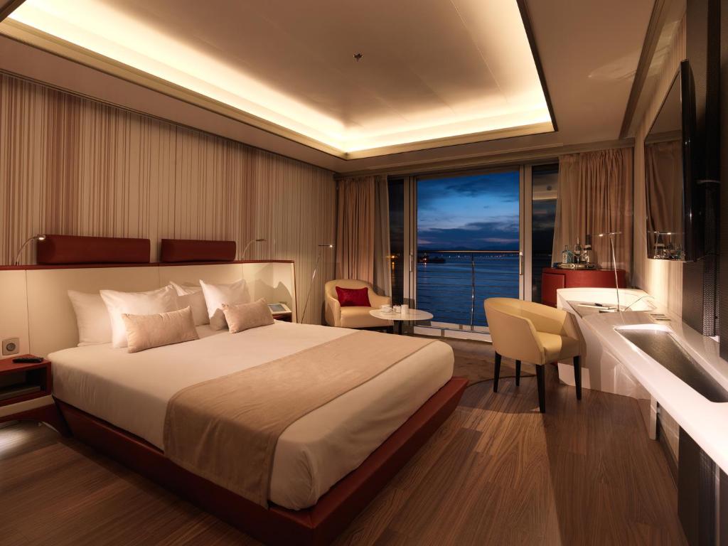 Sunborn Gibraltar - Superior King Room