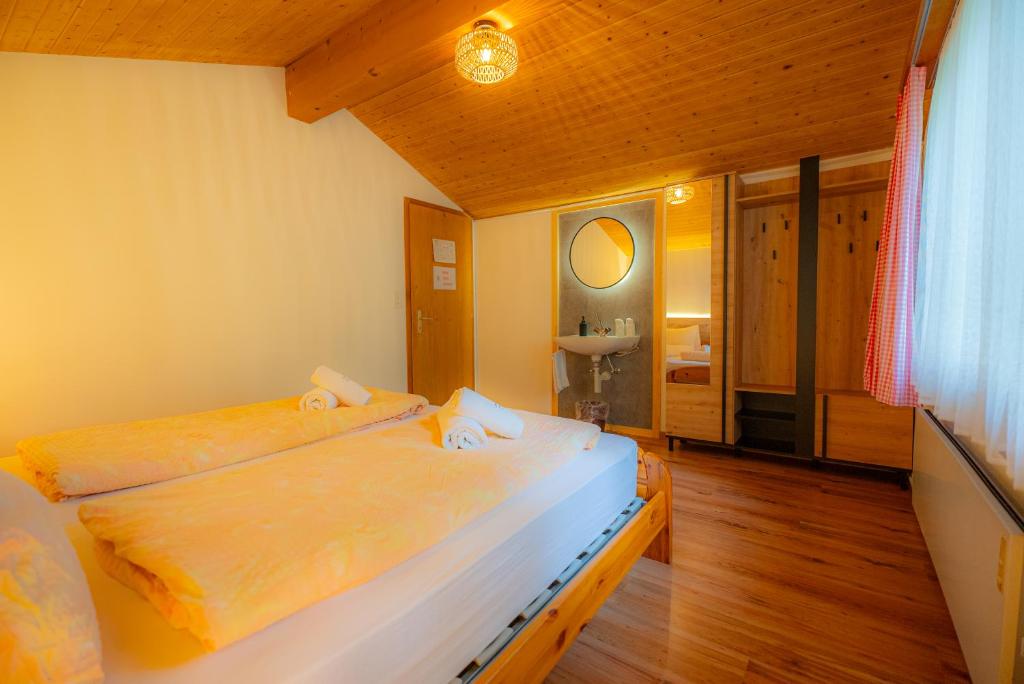 سرير أو أسرّة في غرفة في Hotel Wildbach Brienz