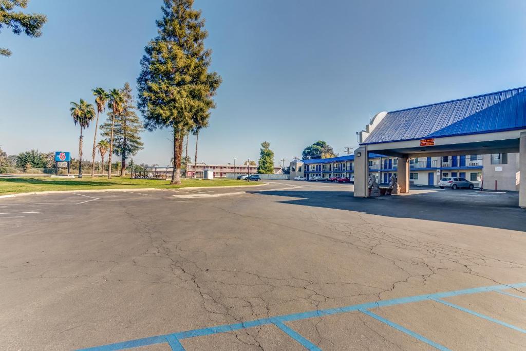 an empty parking lot in front of a building at Motel 6-Visalia, CA in Visalia