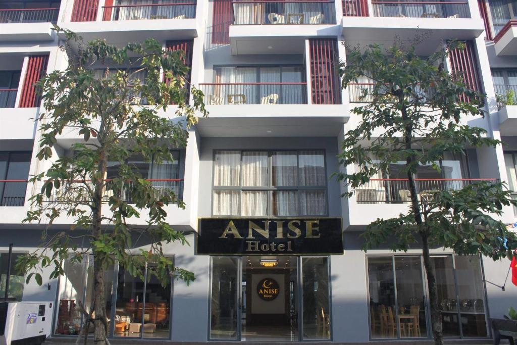 Un edificio de apartamentos con un cartel que dice &quot;Hotel Anís&quot; en Anise hotel, en Phu Quoc