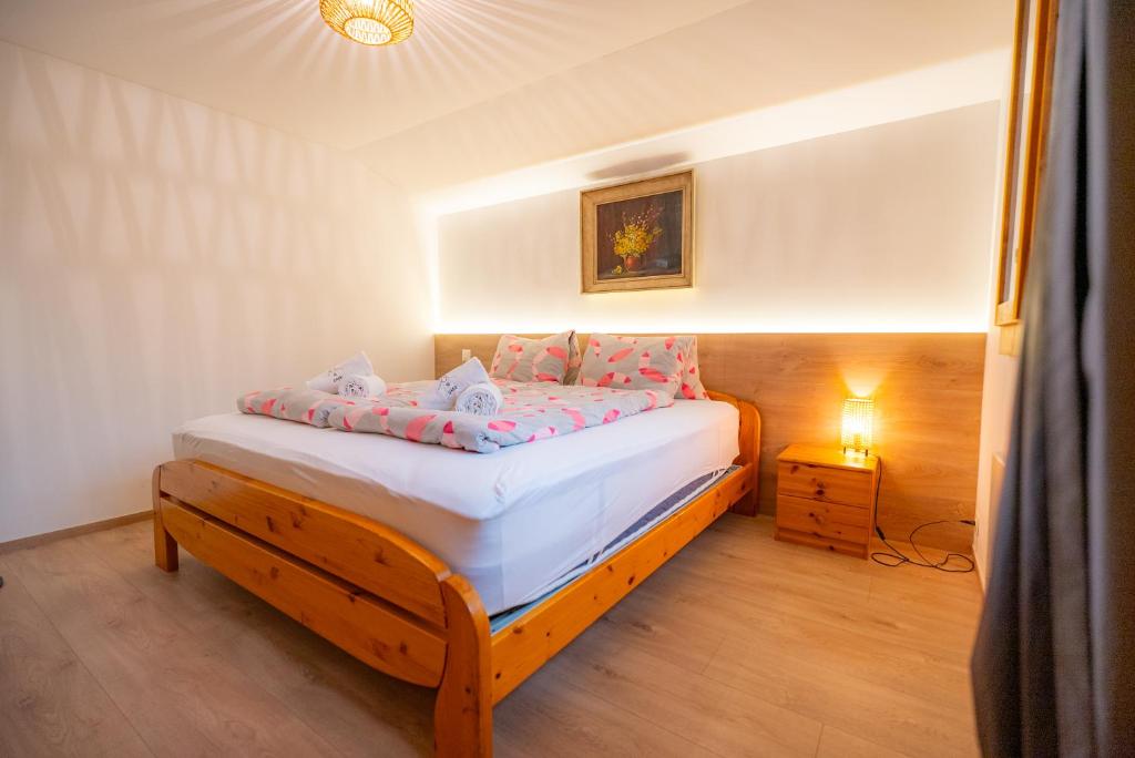 سرير أو أسرّة في غرفة في Hotel Wildbach Brienz