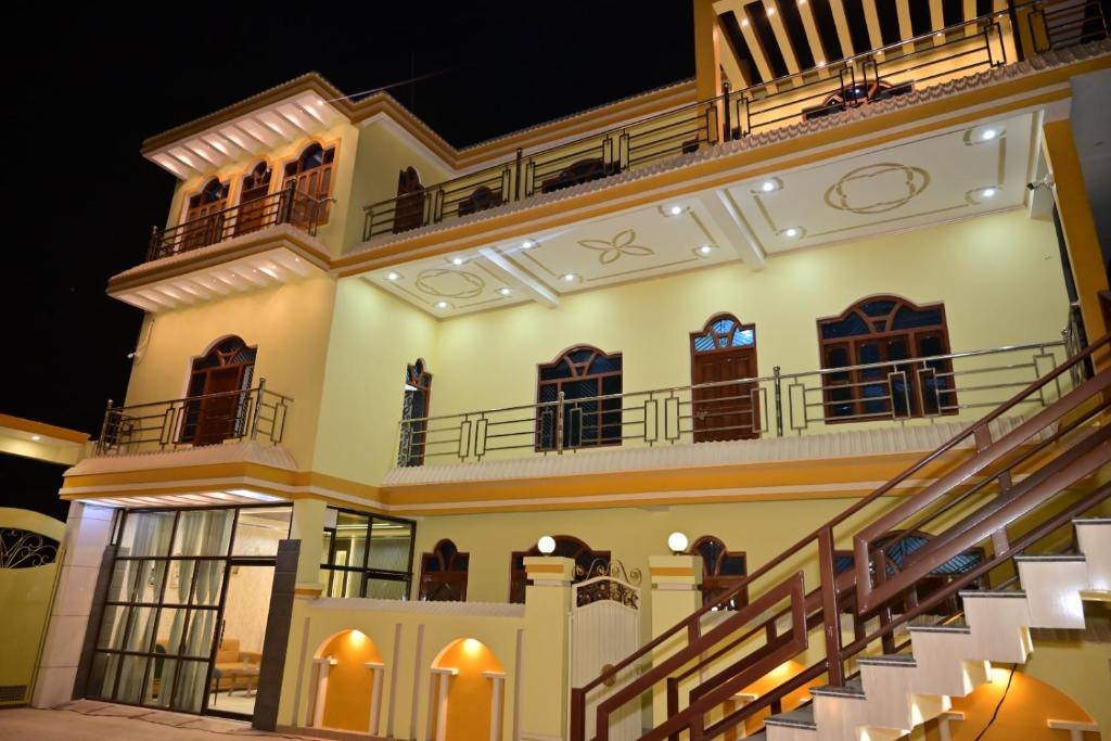 Una casa de noche con las luces encendidas en Amber Palace, en Ayodhya