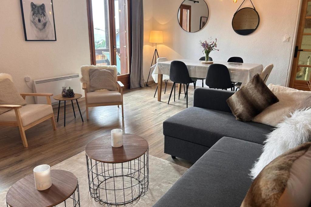 Photo de la galerie de l'établissement Apartment with balcony and mountain views, à Briançon