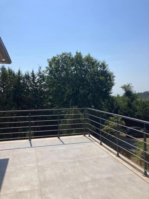 un pont avec une clôture et des arbres en arrière-plan dans l'établissement logement spacieux idéal pour famille, à Vence