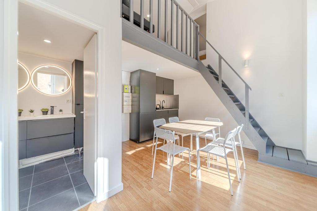 une cuisine et une salle à manger avec une table et un escalier dans l'établissement Ophelie Apartment Charming 4 Guests Bellecour, à Lyon
