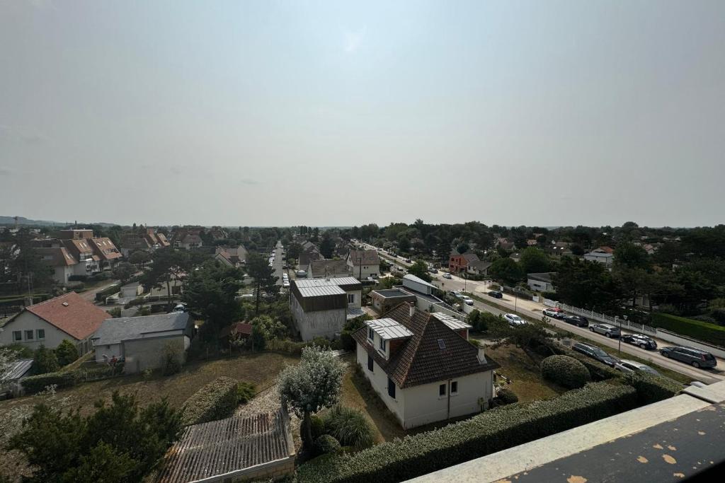 une vue aérienne sur une ville avec un train dans l'établissement Nice T2 close to the beach of Cabourg, à Cabourg