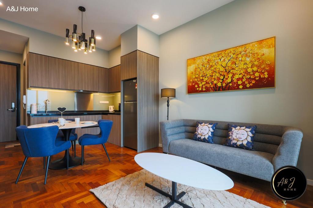 ein Wohnzimmer mit Couch und Tisch in der Unterkunft Host&Guest Deluxe Suite Old Klang Road KL in Kuala Lumpur