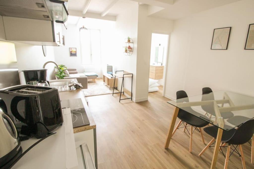 une cuisine et un salon avec une table et des chaises dans l'établissement NEW ! La Casa 2 - rénové- Wifi - Vue dégagée, à Angoulême