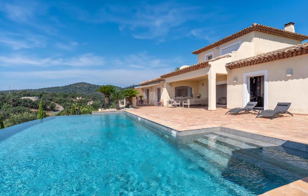Bazén v ubytování Lovely Home In Sainte-Maxime With Wifi nebo v jeho okolí