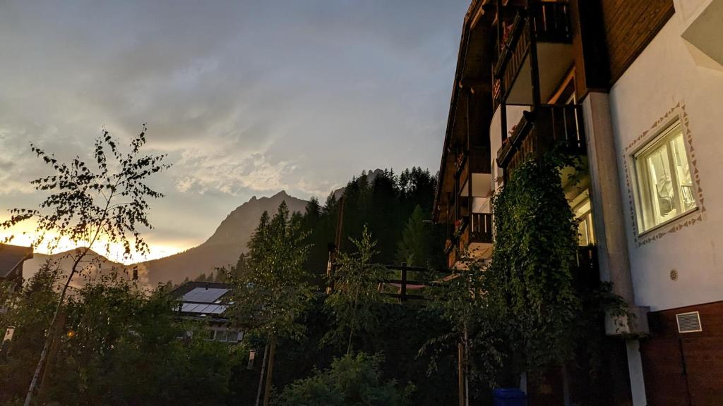 Nespecifikovaný výhled na hory nebo výhled na hory při pohledu z hotelu