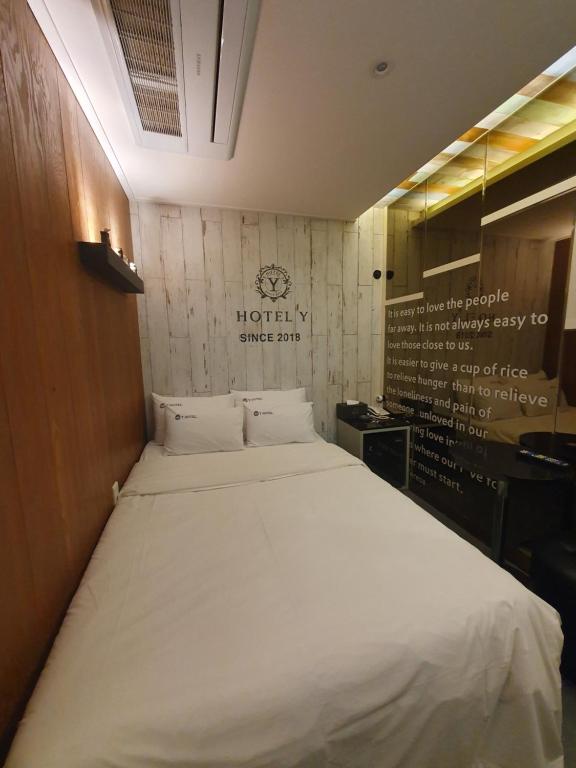 Postel nebo postele na pokoji v ubytování Eunpyeong Y Hotel