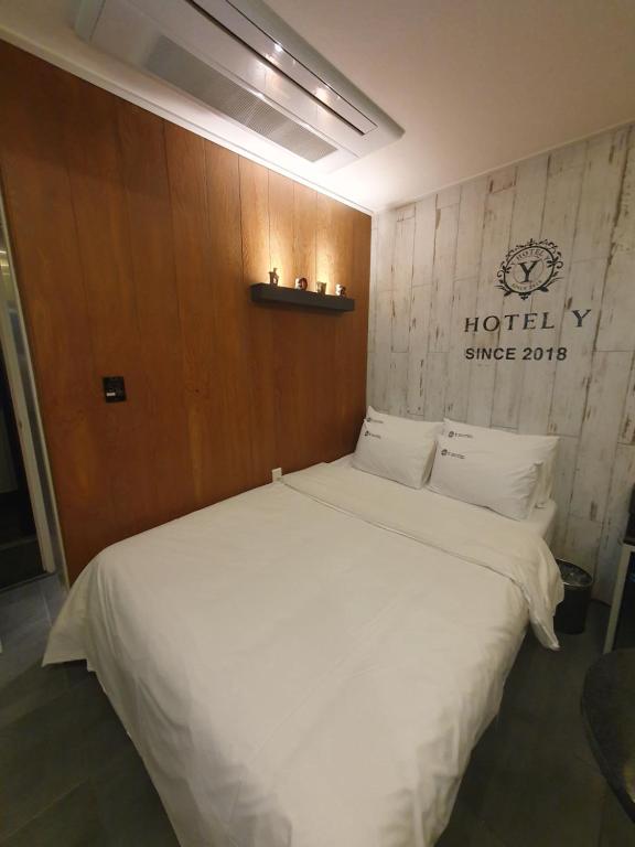Postel nebo postele na pokoji v ubytování Eunpyeong Y Hotel
