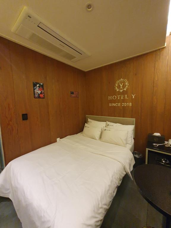 Postel nebo postele na pokoji v ubytování Eunpyeong Y Hotel