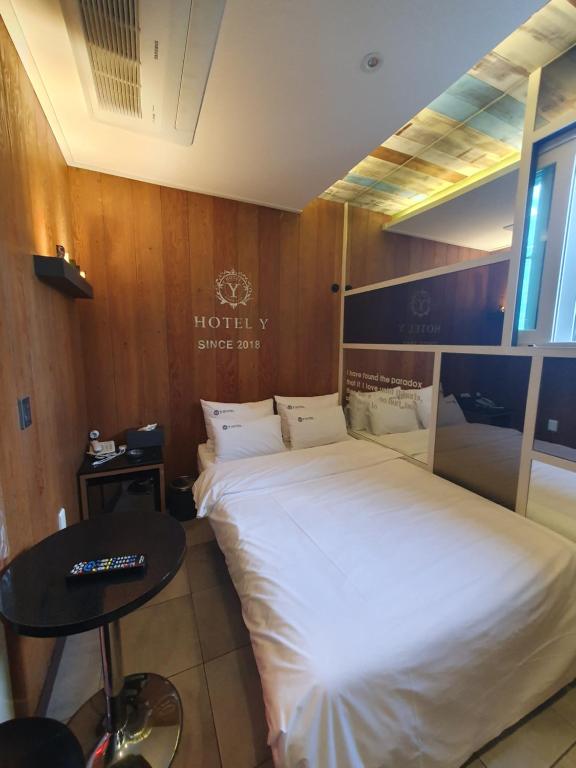 Postel nebo postele na pokoji v ubytování Eunpyeong Y Hotel