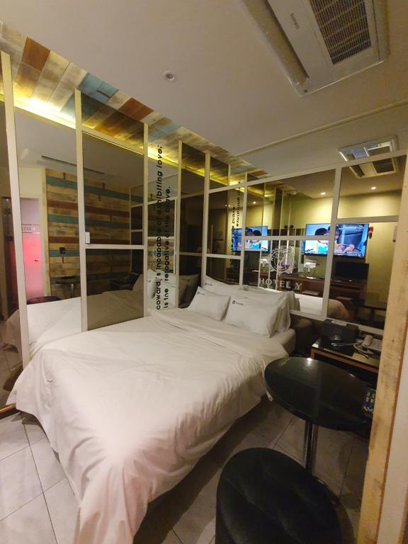 Postel nebo postele na pokoji v ubytování Eunpyeong Y Hotel