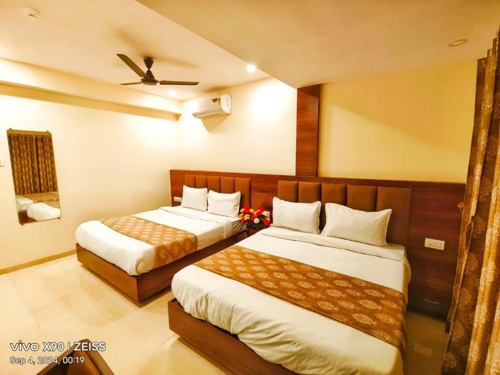 Rúm í herbergi á Hotel Victoria Palace - South Mumbai