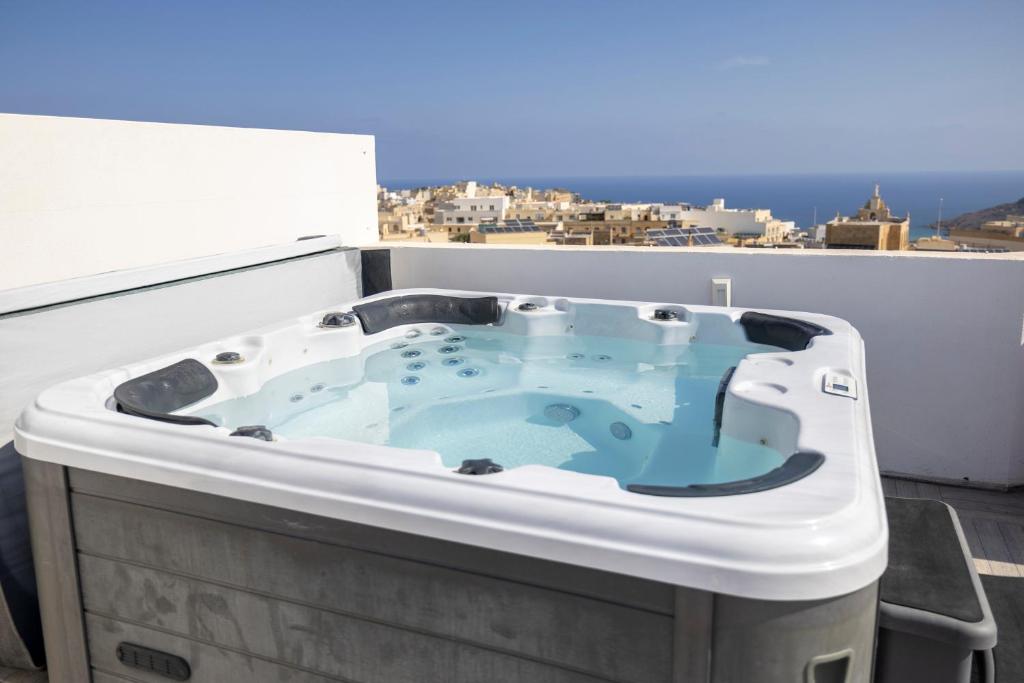 Fotografie z fotogalerie ubytování Terraced Penthouse with Views and Jacuzzi v destinaci Xagħra