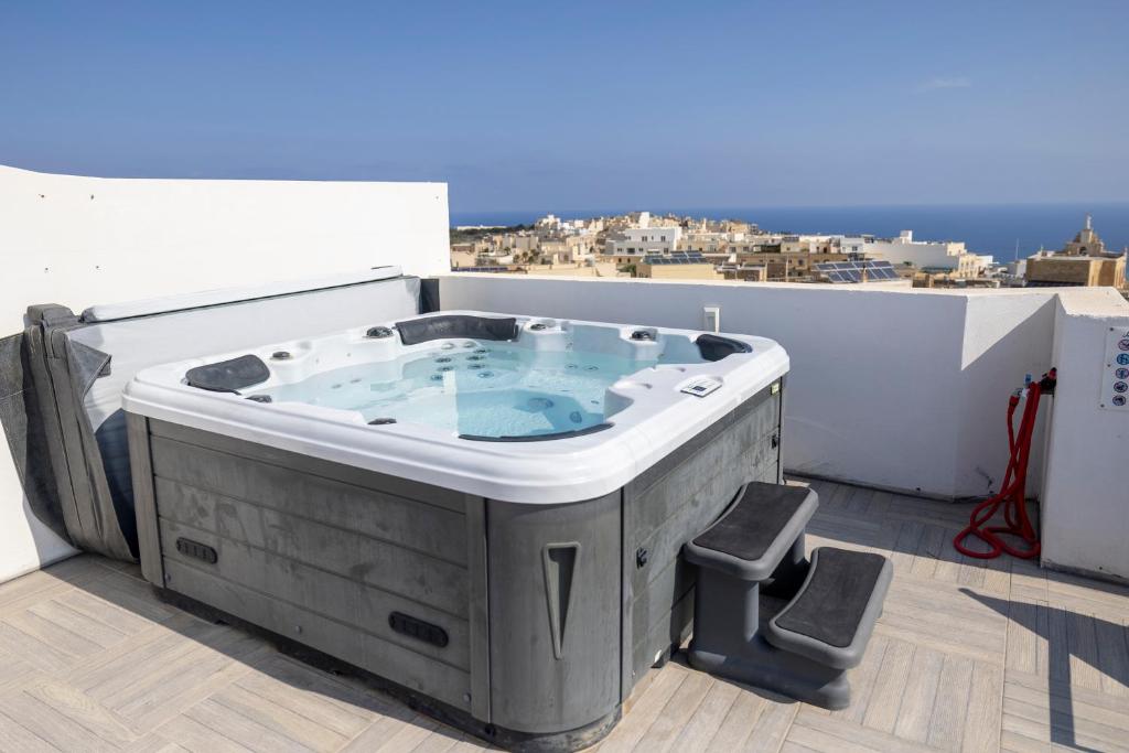 Fotografie z fotogalerie ubytování Terraced Penthouse with Views and Jacuzzi v destinaci Xagħra