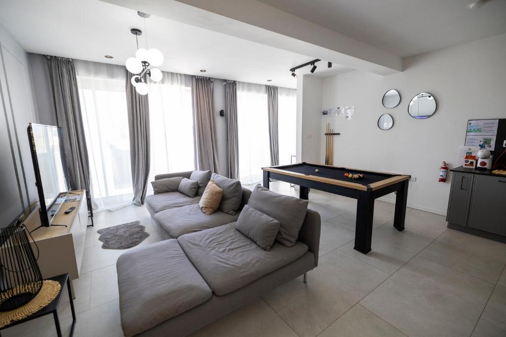 Posezení v ubytování Terraced Penthouse with Views and Jacuzzi