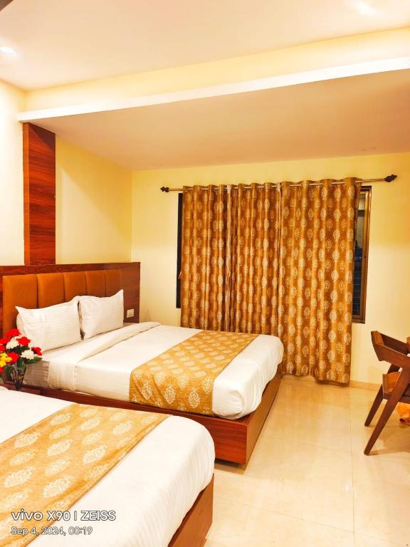 Rúm í herbergi á Hotel Victoria Palace - South Mumbai