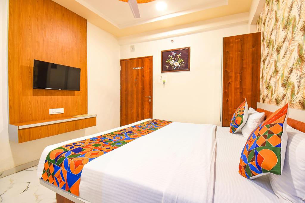 Postel nebo postele na pokoji v ubytování FabHotel Prime Kharadi Residency - Nr - World Trade Center Pune