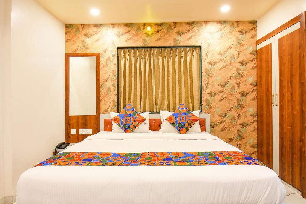 Postel nebo postele na pokoji v ubytování FabHotel Prime Kharadi Residency - Nr - World Trade Center Pune