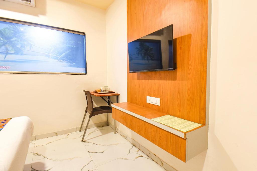 TV a/nebo společenská místnost v ubytování FabHotel Prime Kharadi Residency - Nr - World Trade Center Pune