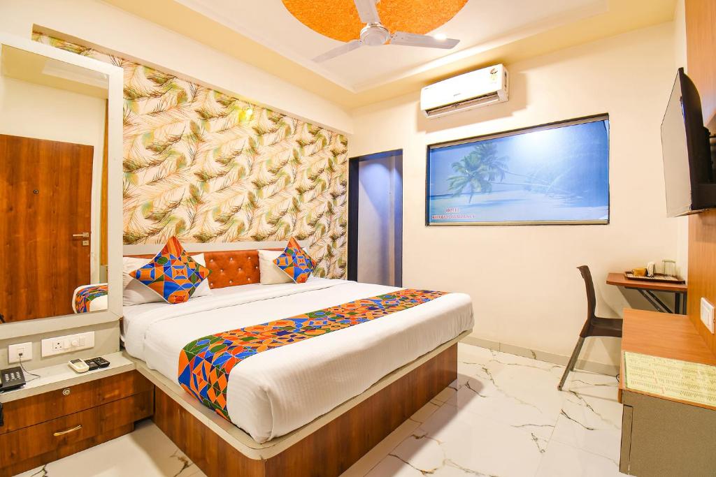 Postel nebo postele na pokoji v ubytování FabHotel Prime Kharadi Residency - Nr - World Trade Center Pune