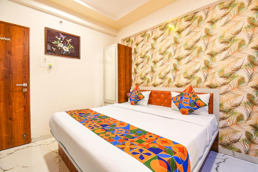 Postel nebo postele na pokoji v ubytování FabHotel Prime Kharadi Residency - Nr - World Trade Center Pune