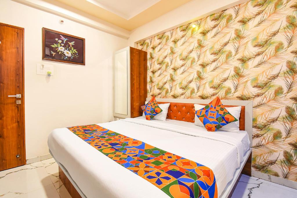Postel nebo postele na pokoji v ubytování FabHotel Prime Kharadi Residency - Nr - World Trade Center Pune