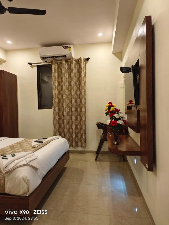Rúm í herbergi á Hotel Victoria Palace - South Mumbai