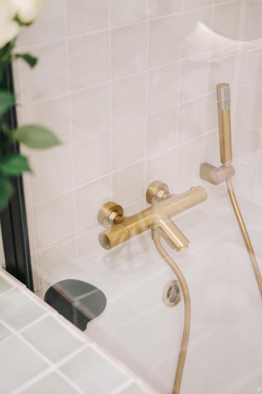 La Demeure de la Cité by Jean Bacou - 18