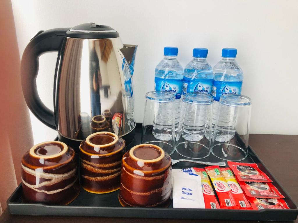 Příslušenství pro přípravu čaje a kávy v ubytování R21 Nuwara Eliya