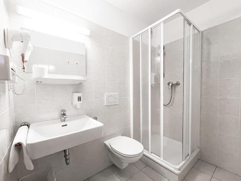 Koupelna v ubytování Lenas Donau Hotel
