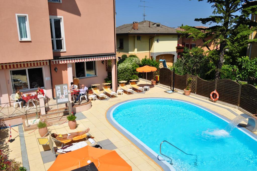 Bazén v ubytování Hotel Alsazia nebo v jeho okolí