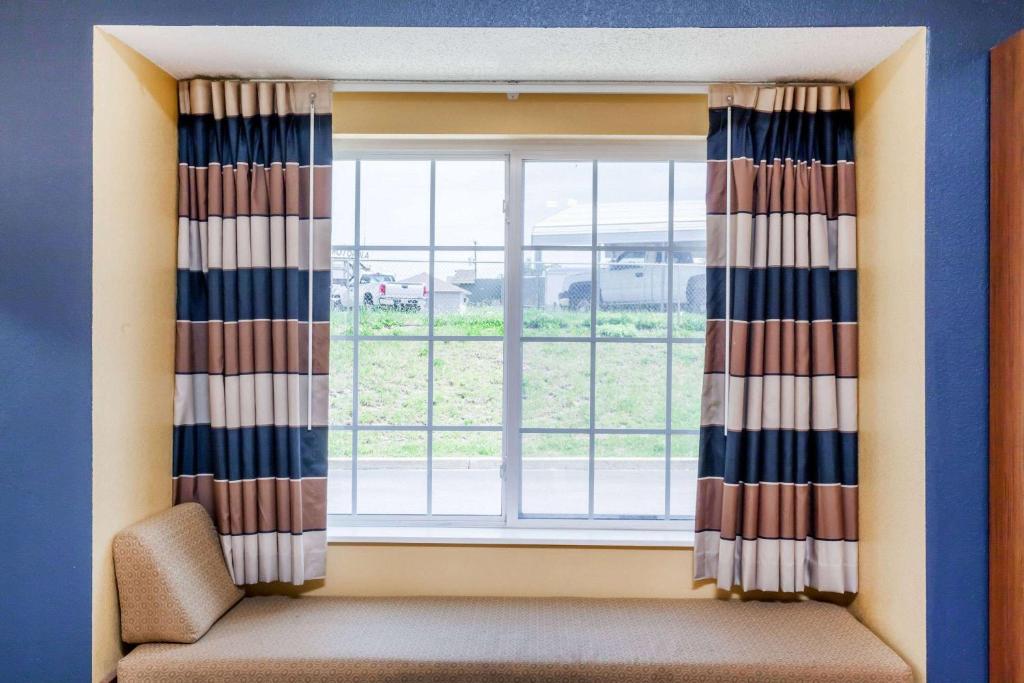 Un lugar para sentarse en Microtel Inn & Suites