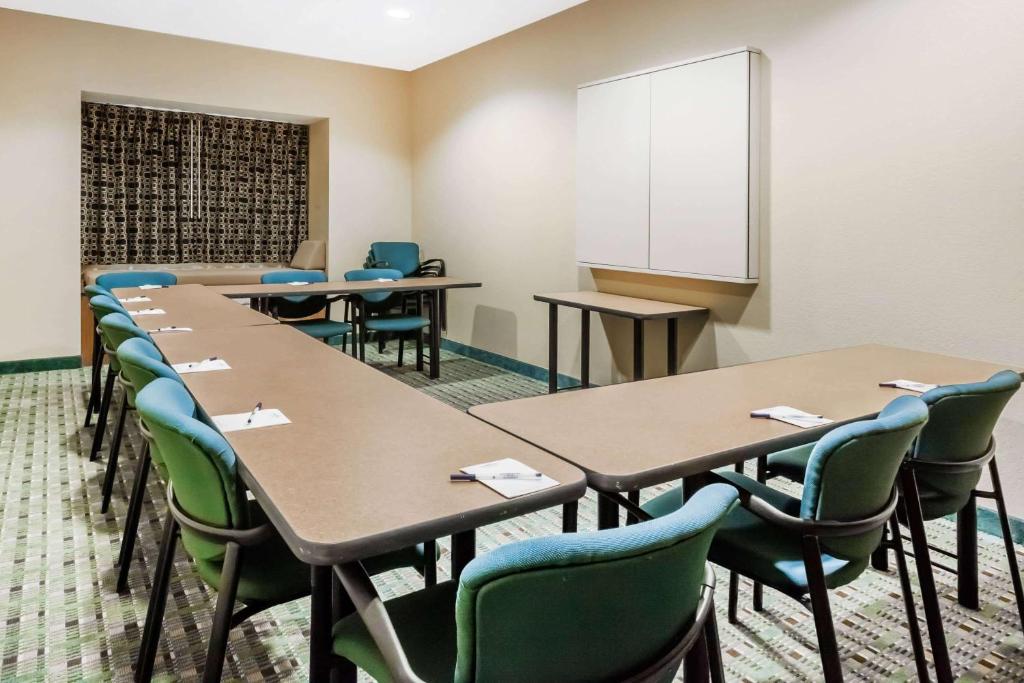 El área de trabajo o centro de convenciones de Microtel Inn & Suites