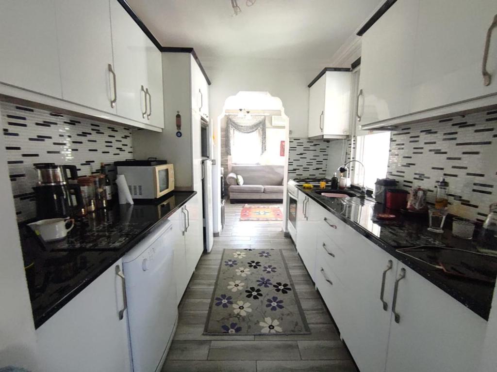 Kuchyň nebo kuchyňský kout v ubytování Havuzlu Beyaz villa
