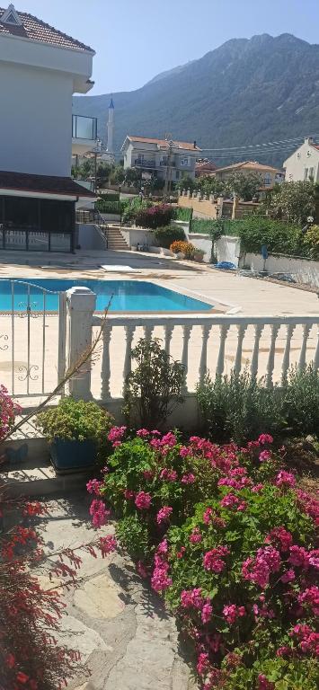 Bazén v ubytování Havuzlu Beyaz villa nebo v jeho okolí