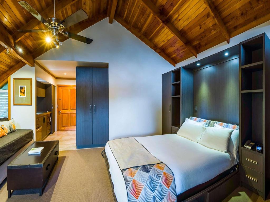 Postel nebo postele na pokoji v ubytování Grand Mercure Puka Park Resort
