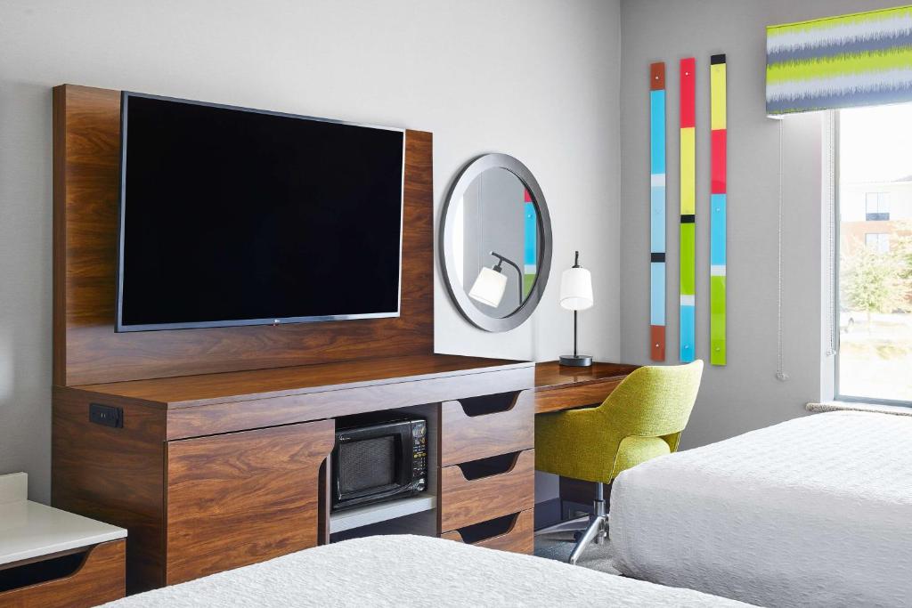 TV a/nebo společenská místnost v ubytování Hampton Inn & Suites Ridgecrest