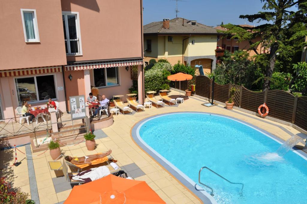 Bazén v ubytování Hotel Alsazia nebo v jeho okolí
